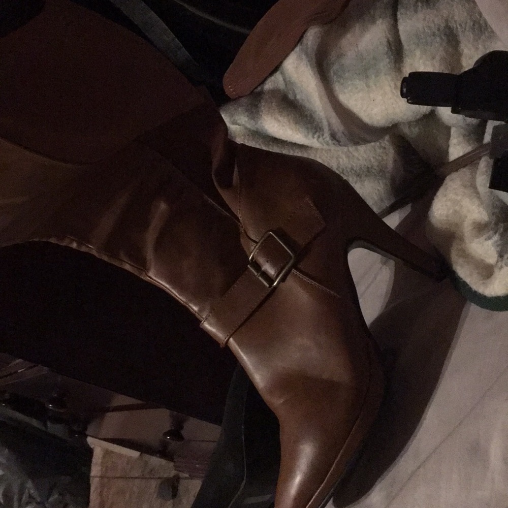 Heel boots zip up